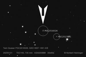 Twin Quasar nahe der Galaxie NGC3079